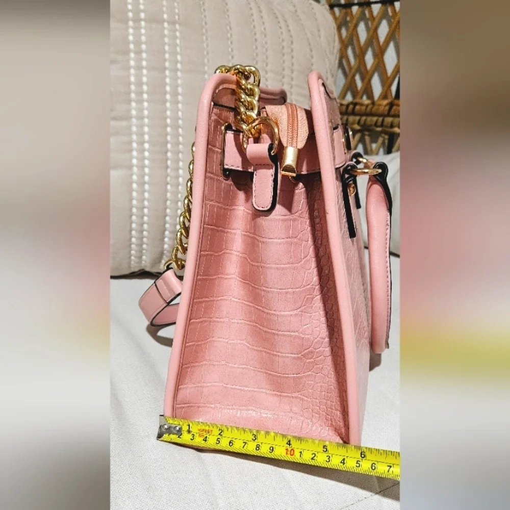 🌟 NWOT Pink Alligator Pattern Satchel Handbag With Gold Chain Accent🌟
